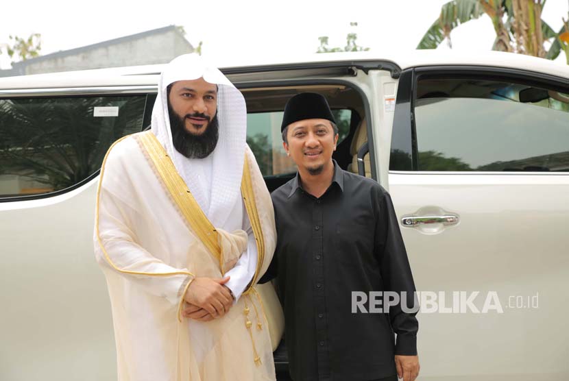 Syeikh Abdurrahman Al-Ausy bersama Ustaz Yusuf Mansur di pondok pesantren tahfizh Daarul Quran, Ketapang, Tangerang, Rabu (11/10).