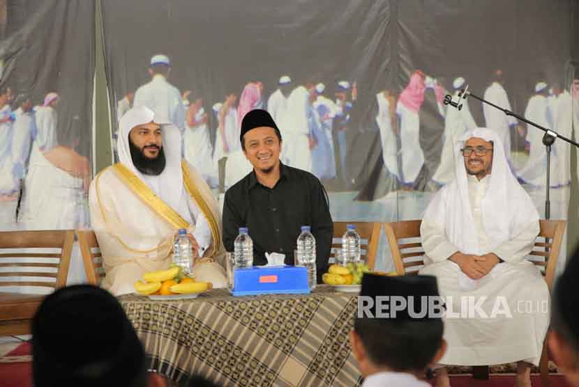  Ustaz Yusuf Mansur menyambut kedatangan Syeikh Abdurrahman Al-Ausy di pondok pesantren tahfizh Daarul Quran, Ketapang, Tangerang, Rabu (11/10).