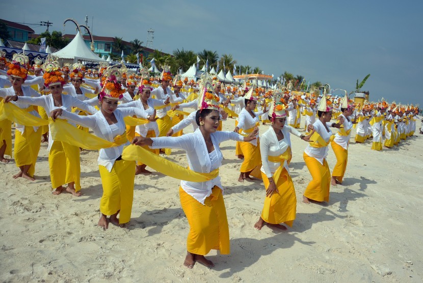 Ribuan seniman menampilkan Tari Rejang masal dalam rangkaian Festival Nusa Penida 2017 di Pantai Mahagiri, Nusa Penida, Bali, Rabu (6/11). 