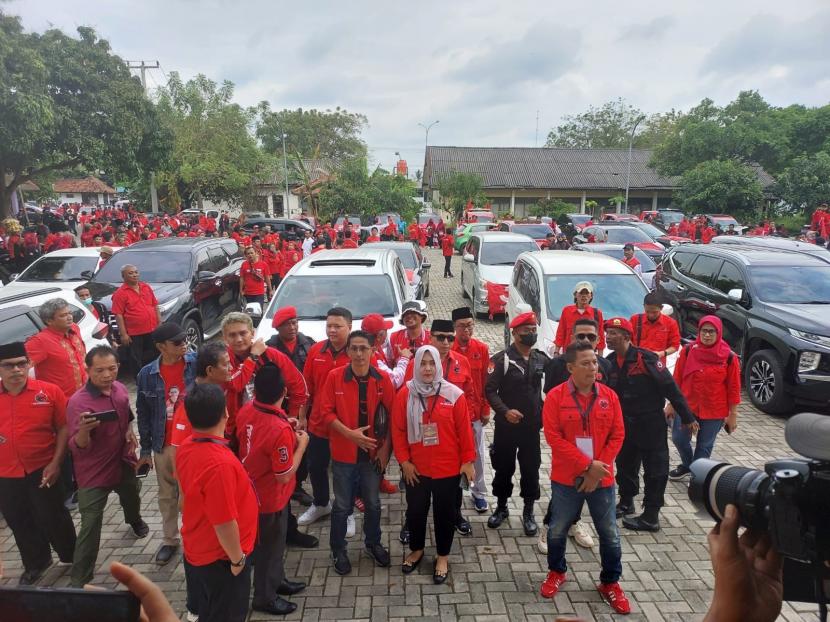 Ribuan Simpatisan dan 55 orang bakal calon anggota legislatif (caleg) dari Partai Demokrasi Indonesia Perjuangan (PDIP) mendatangi Kantor Komisi Pemilihan Umum Daerah (KPUD) Kabupaten Bekasi, Kamis (11/5/2023).