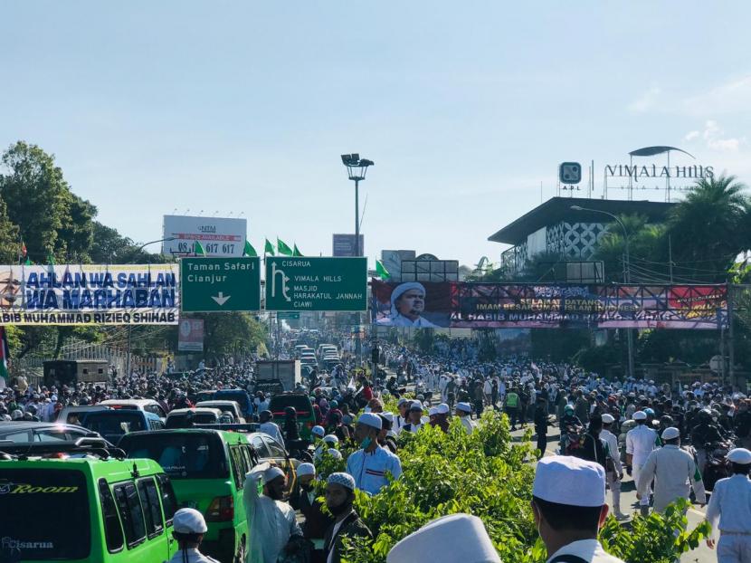 Ribuan simpatisan Imam Besar Front Pembela Islam (FPI) Habib Rizieq sudah memadati sepanjang jalan menuju Markaz Syariah Megamendung, Kabupaten Bogor, Jumat (13/11). 