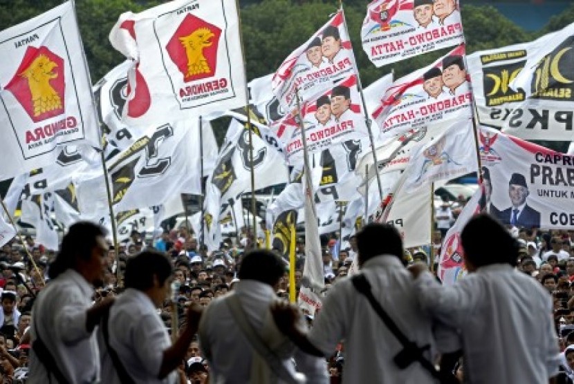 Ribuan simpatisan membentangkan spanduk dan bendera saat kampanye capres Prabowo Subianto-Hatta Rajasa di Sentul, Jabar, Selasa (10/6).