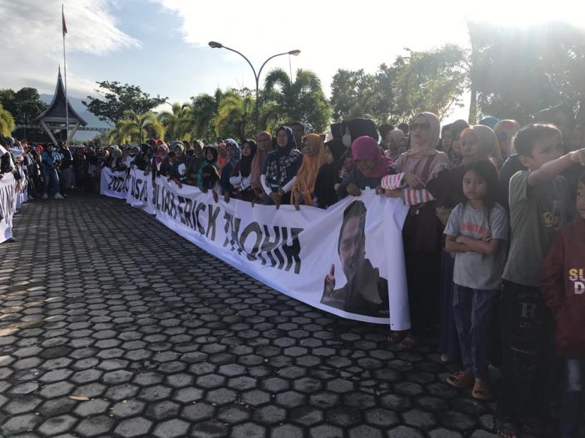 Ribuan simpatisan menantikan kedatangan Erick Thohir di Bandara Internasional Minangkabau, Kabupaten Padang Pariaman, Sumatra Barat, Selasa (20/12/2022)| 