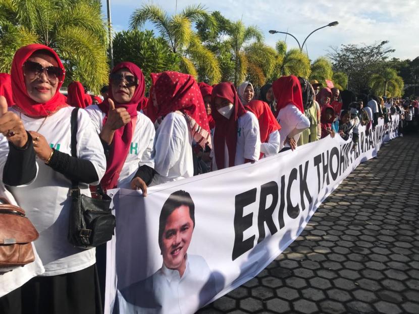 Ribuan simpatisan menantikan kedatangan Erick Thohir di Bandara Internasional Minangkabau, Kabupaten Padang Pariaman, Sumatra Barat, Selasa (20/12/2022)| 