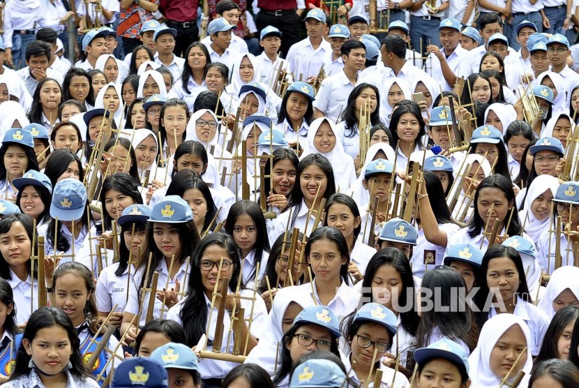 Ribuan siswa memainkan alat musik angklung saat Pentas 1000 Angklung di SMA Sumatera 40, Jalan Pahlawan, Kota Bandung, Senin (6/2). 