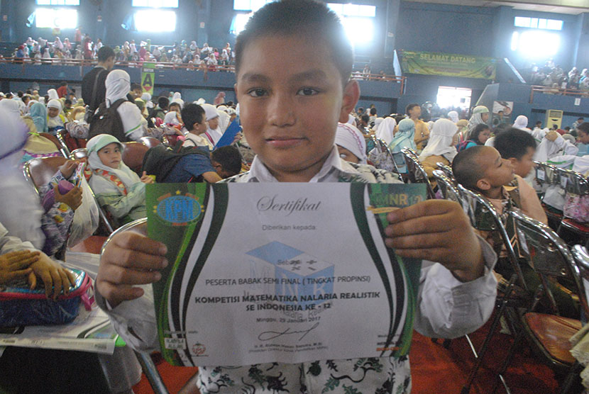 Ribuan siswa mengikuti babak semi final Kompetisi Matematika Nalaria Realistik (KMNR) di GOR UNESA, Jl Lidah Wetan, Surabaya, Ahad (29/1).