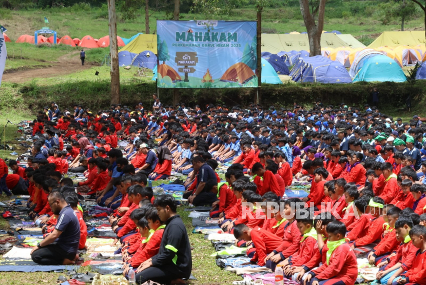 Ribuan siswa mengikuti shalat berjamaah di acara Pembinaan Karakter di Turangga Camping Ground, Denkavkud Parongpong, Kabupaten Bandung Barat   