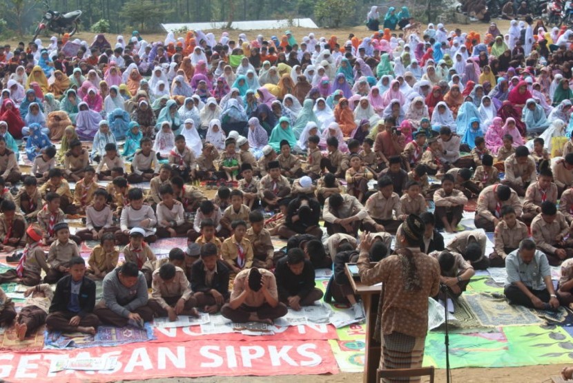Ribuan siswa TKIT hingga SMPIT Izzatul Islam mengikuti shalat Istisqa untuk memohon tutunnya hujan.