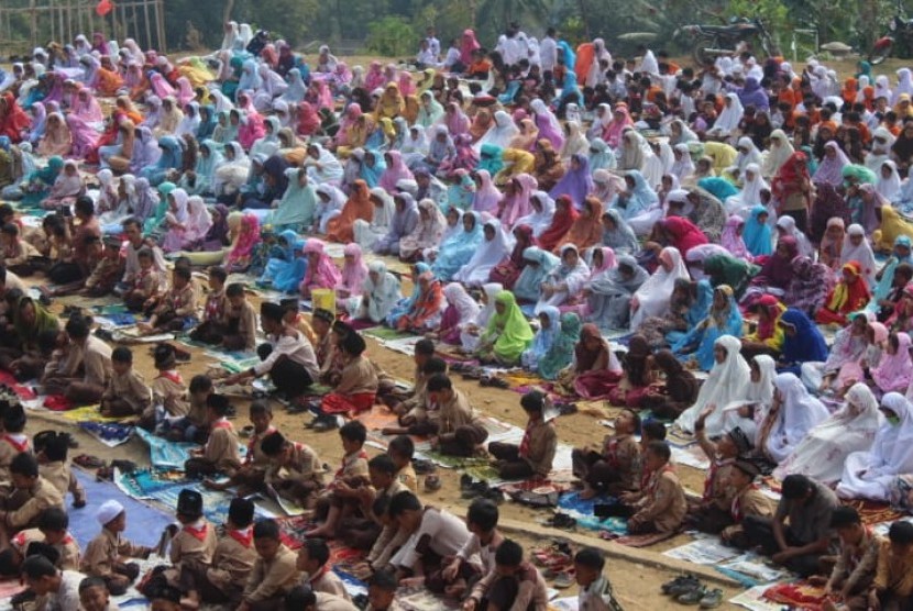 Ribuan siswa TKIT hingga SMPIT Izzatul Islam mengikuti shalat Istisqa untuk memohon tutunnya hujan. 