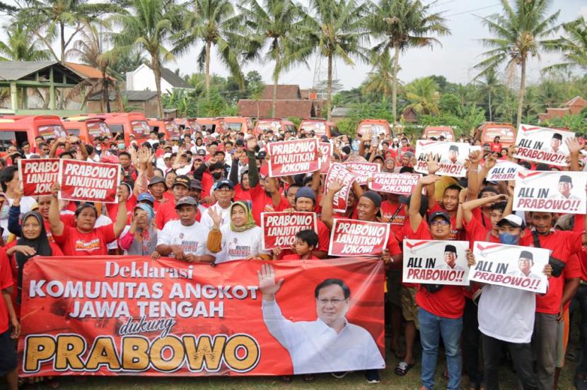 Ribuan sopir angkot dari berbagai wilayah di Jateng menggelar deklarasi mendukung Prabowo Subianto di Semarang, Ahad (15/10/2023). 