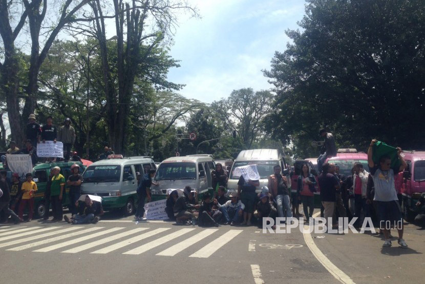 Ribuan sopir angkutan kota (angkot) dan taksi Kota Bandung menggelar aksi mogok massal dan unjuk rasa di depan Gedung Sate, Jalan Diponegoro, Kamis (9/3).