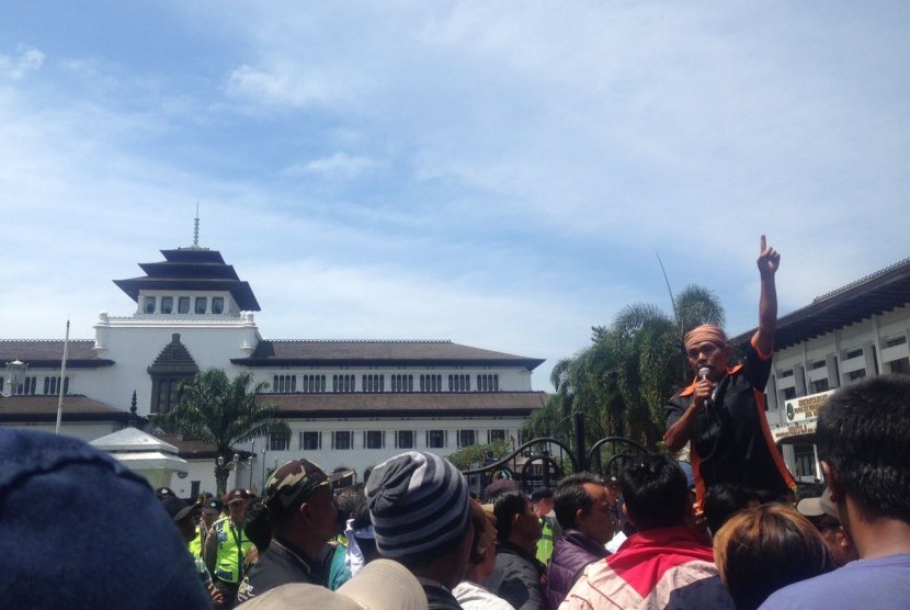 Ribuan sopir angkutan kota (angkot) dan taksi Kota Bandung menggelar aksi mogok massal dan unjuk rasa di depan Gedung Sate, Jalan Diponegoro, Kamis (9/3).