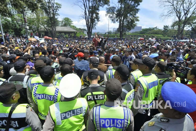 Ribuan sopir angkutan kota (angkot) dan taksi Kota Bandung melakukan aksi unjuk rasa dan mogok massal di depan Gedung Sate, Jalan Diponegoro, Kota Bandung, Kamis (9/3).