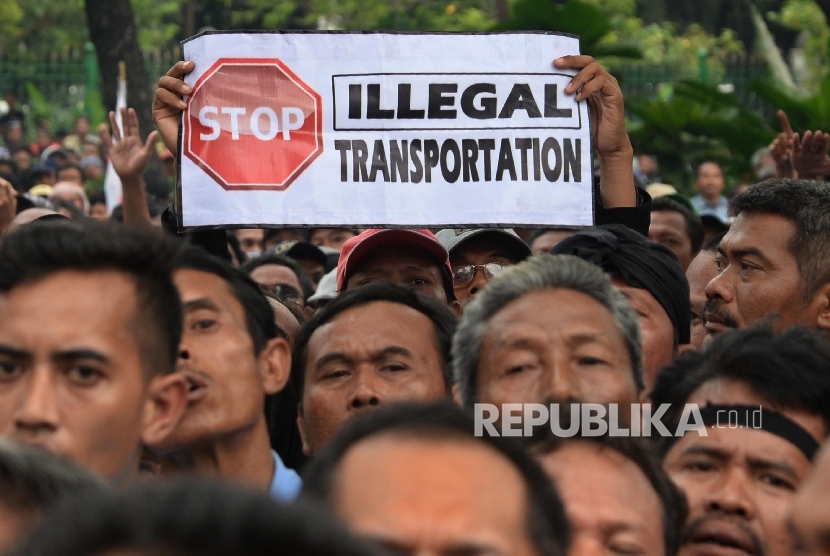 Ribuan sopir angkutan umum melakukan aksi di depan Balai Kota DKI Jakarta, Senin (14/3).  (Republika/Yasin Habibi)