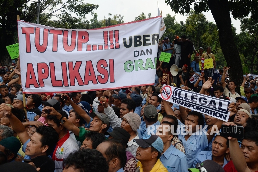 Ribuan sopir angkutan umum melakukan aksi di depan Balai Kota DKI Jakarta, Senin (14/3).