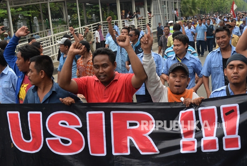 Ribuan sopir angkutan umum melakukan aksi di depan Balai Kota DKI Jakarta, Senin (14/3). 