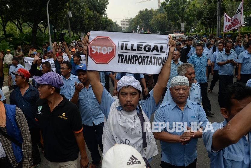 Ribuan sopir angkutan umum melakukan aksi di depan Balai Kota DKI Jakarta, Senin (14/3).