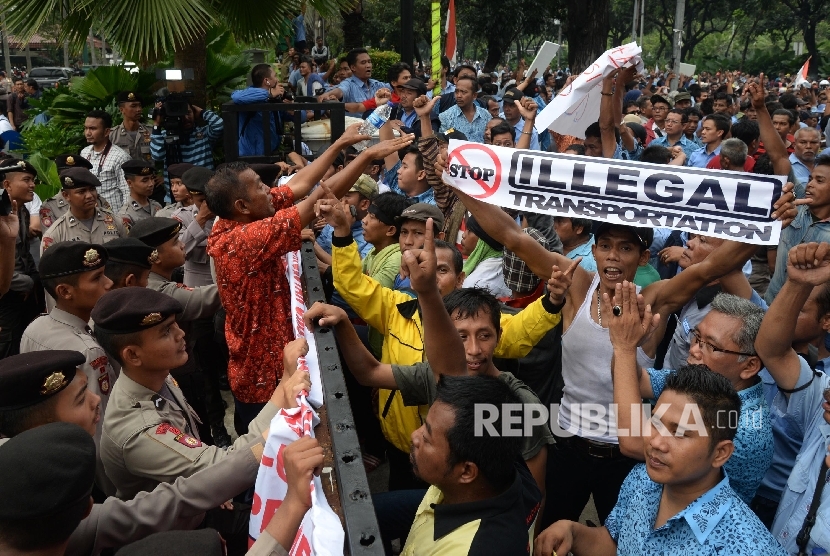 Ribuan sopir angkutan umum melakukan aksi di depan Balai Kota DKI Jakarta, Senin (14/3).  (Republika/Yasin Habibi)