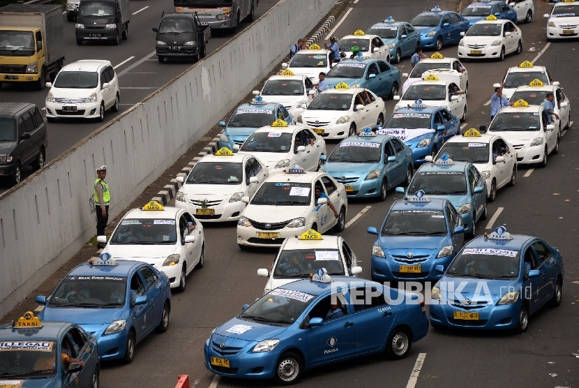 Ribuan sopir taksi melakukan aksi di depan DPR, Jakarta, Selasa (22/3). 