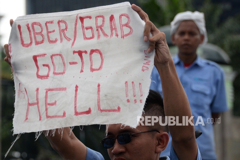 Ribuan sopir taksi melakukan aksi di depan DPR, Jakarta, Selasa (22/3). 