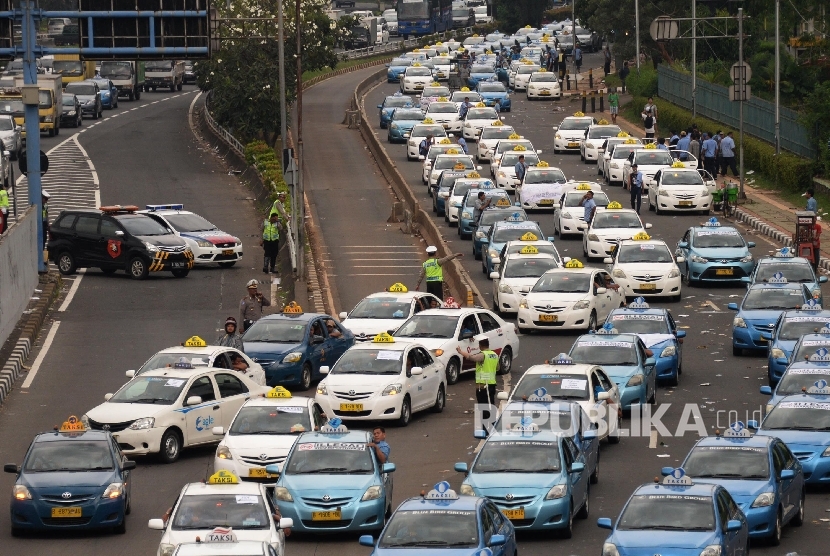 Ribuan sopir taksi melakukan aksi di depan DPR, Jakarta, Selasa (22/3).