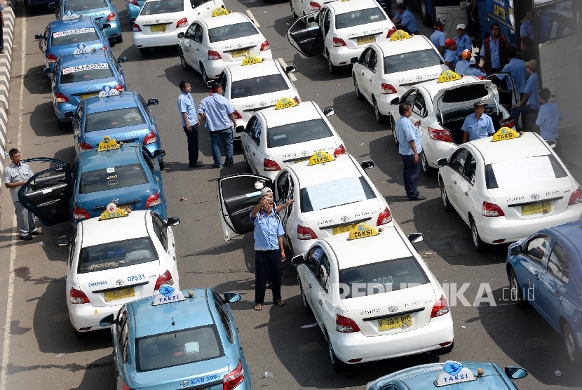 Ribuan sopir taksi memarkir taksinya di Jalan Gatot Soebroto saat aksi, Jakarta, Selasa (22/3). Republika/Yasin Habibi