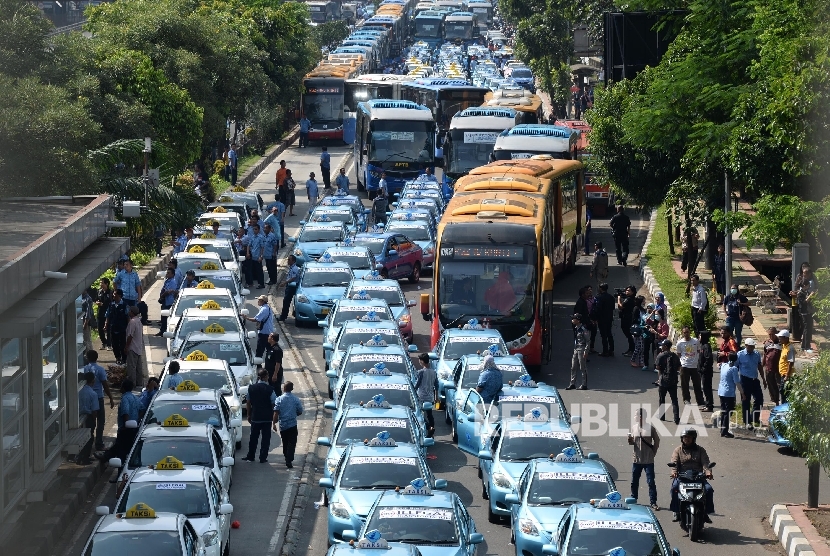 Ribuan sopir taksi memarkir taksinya di Jalan Gatot Soebroto saat aksi, Jakarta, Selasa (22/3). (Republika/Yasin Habibi)