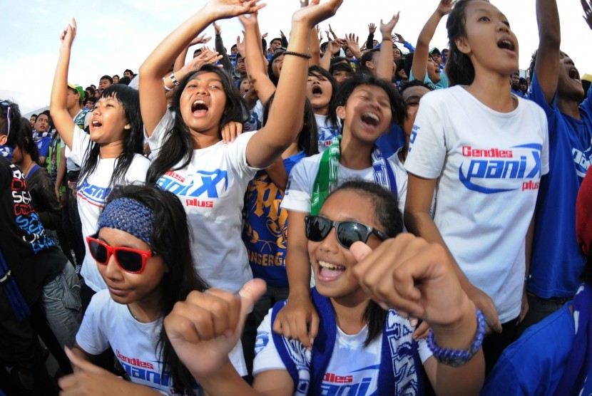 Ribuan suporter fanatik klub sepkbola PSIS Semarang yang tergabung dalam Panser Biru di Stadion Jatidiri, Semarang, Jawa Tengah, Sabtu (21/4). (Republika/Aditya Pradana Putra)