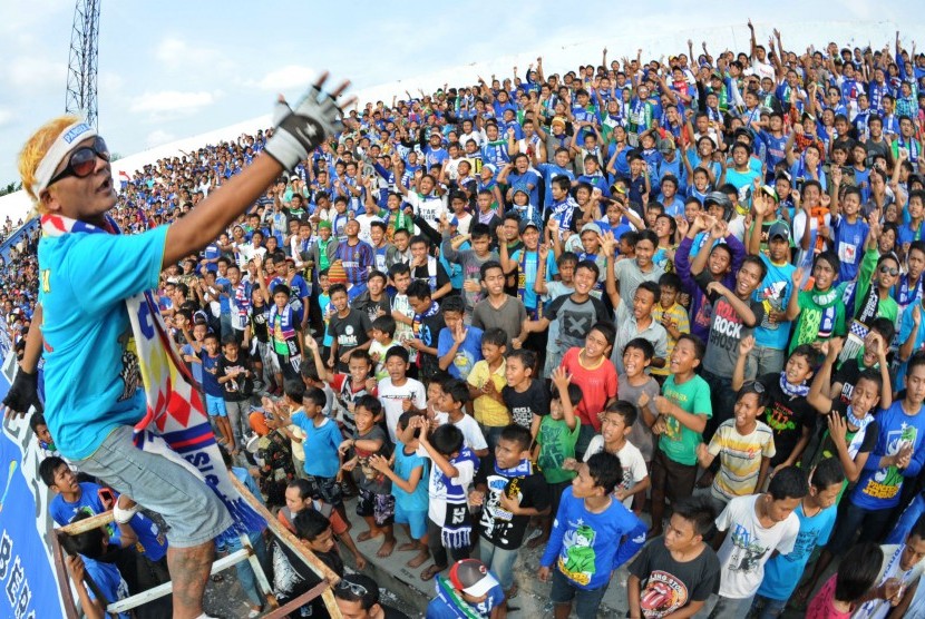Ribuan suporter fanatik klub sepkbola PSIS Semarang yang tergabung dalam Panser Biru di Stadion Jatidiri, Semarang, Jawa Tengah, Sabtu (21/4). (Republika/Aditya Pradana Putra)