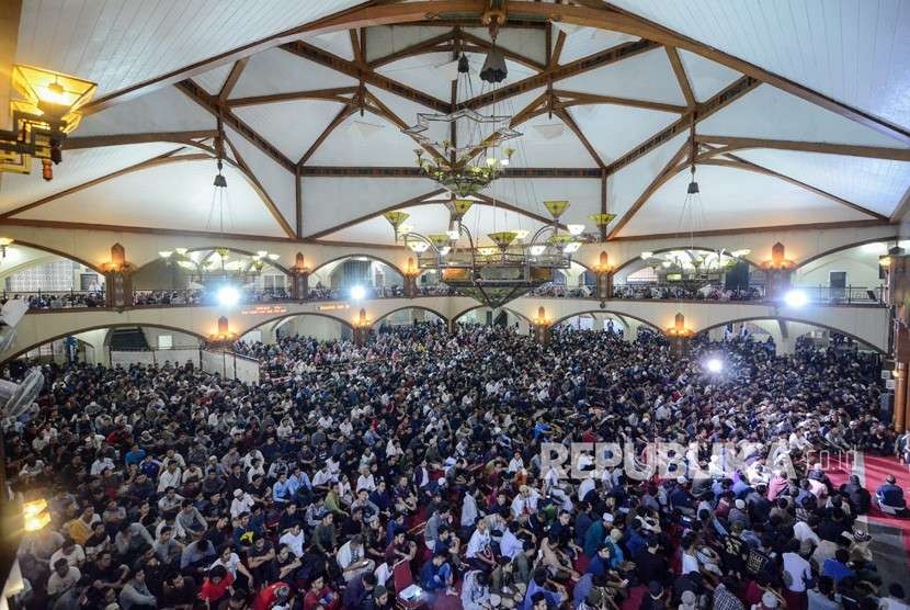 Ribuan suporter mendengarkan tausiah dari Ustadz Hanan Attaki saat Doa bersama suporter Persib di Pusat Dakwah Islam (Pusda'i) Bandung, Jawa Barat, Rabu (26/9).