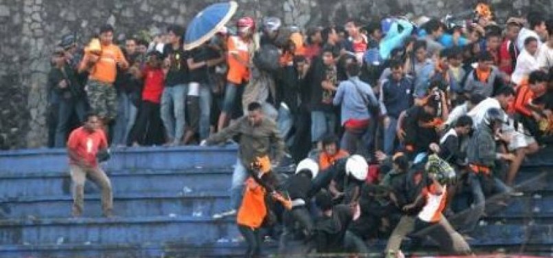 Ribuan suporter saling lempar dan saling pukul pada pertandingan Indonesia Super League (ISL) antara Persija Jakarta dan Persipura Jayapura di Stadion Mandala Krida, Yogyakarta, Selasa (7/2). 