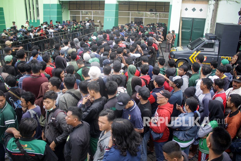 Ribuan suporter sepak bola mengantre untuk membeli tiket final pertandingan Piala Gubernur Jawa Timur di Gelora Delta, Sidoarjo, Jawa Timur, Kamis (20/2/2020). 