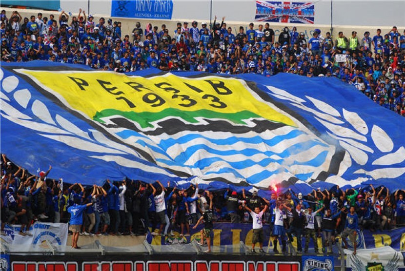  Ribuan supporter merayakan HUT Persib Bandung ke-79 dengan membentangkan spanduk raksasa di tribun penonton pada lanjutan pertandingan Liga Super Indonesia (LSI).