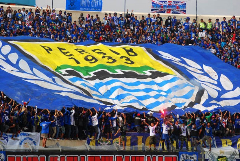 Ribuan supporter saat merayakan HUT Persib Bandung ke-79 di Stadion Si Jalak Harupat, Soreang, Bandung, Kamis (15/3).   (Foto : Fahrul Jayadiputra/ANTARA)