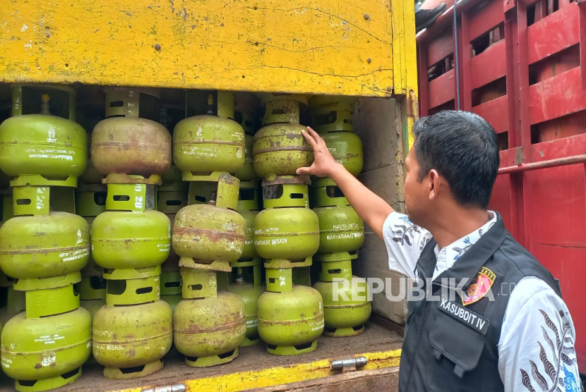 Ribuan tabung gas elpiji subsidi 3 kilogram hasil penggerebekan di area perkebunan di Kecamatan Terisi, Indramayu, Rabu (6/11/2024) dititipkan ke Pertamina Patra Niaga di Jalan Soekarno Hatta, Bandung, Jumat (8/11/2024).