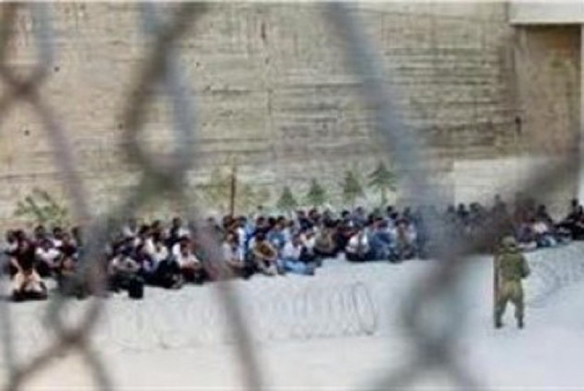 Ribuan tahanan Palestina menggelar mogok makan di penjara-penjara Israel.