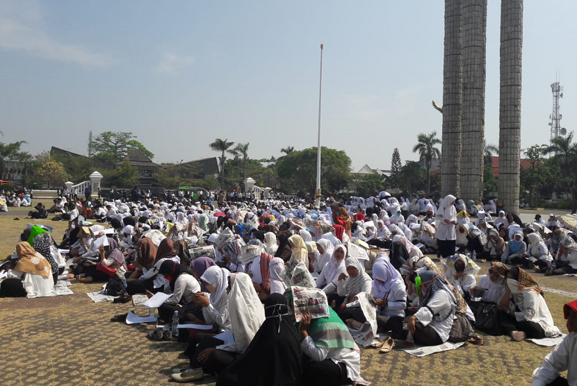 Ribuan tenaga honorer di Kabupaten Indramayu menggelar istigotsah di Alun-alun Kabupaten Indramayu, Senin (24/9). Mereka berharap kegiatan itu bisa mengetuk hati Pemerintah Pusat agar memperhatikan nasib mereka.