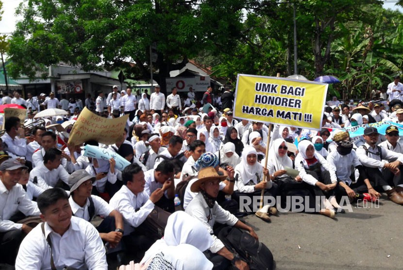 Ribuan tenaga honorer yang tergabung dalam Forum Honorer Kabupaten Indramayu menggelar unjuk rasa di depan gedung DPRD Indramayu, (Ilustrasi)
