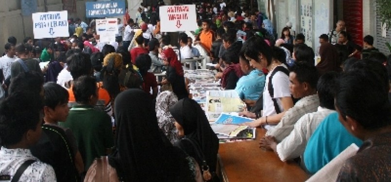 Ribuan tenaga kerja Indonesia (TKI) memadati kantor Kedutaan Besar Indonesia di Kuala Lumpur, Malaysia (ilustrasi).