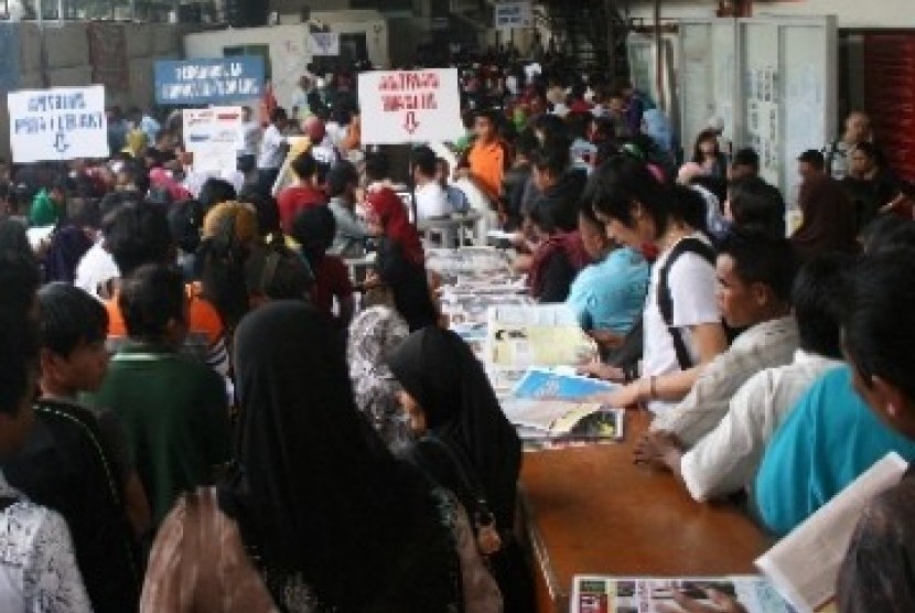 Ribuan tenaga kerja Indonesia (TKI) memadati kantor Kedutaan Besar Indonesia di Kuala Lumpur, Malaysia (ilustrasi).
