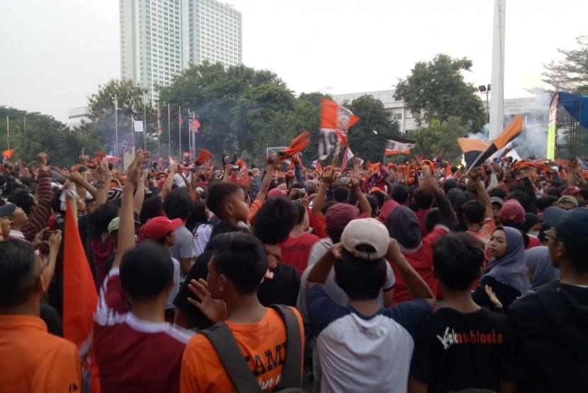 Ribuan The Jakmania berpesta pora usai Persija Jakarta menjadi kampiun Liga 1 2018, Ahad (9/12).