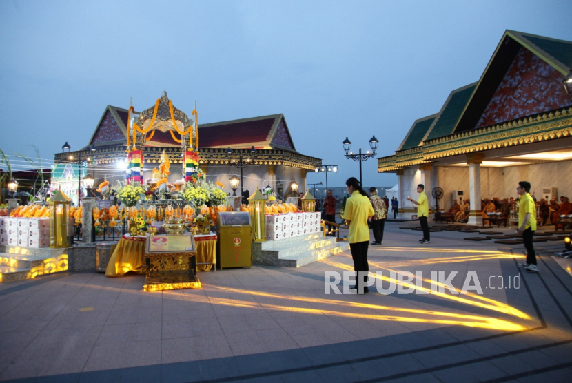 Ribuan umat Buddha memadati kawasan Riverwalk Island PIK, Jakarta Utara, untuk merayakan Hari Kebesaran Si Mian Fo. 