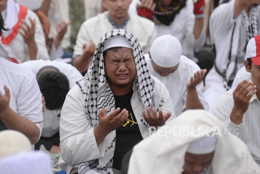 Ribuan umat Islam berdoa dalam Aksi Bela Islam 3 di kawasan Monas, Jakarta, Jumat (2/12). 