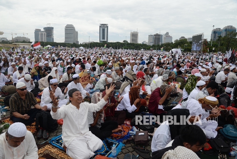 Ribuan umat Islam berdoa dalam Aksi Bela Islam 3 di kawasan Monas, Jakarta, Jumat (2/12).