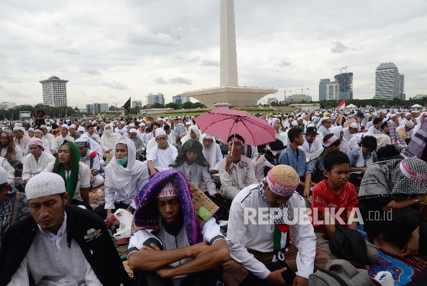  Ribuan umat Islam berdoa dalam Aksi Bela Islam 3 di kawasan Monas, Jakarta, Jumat (2/12).