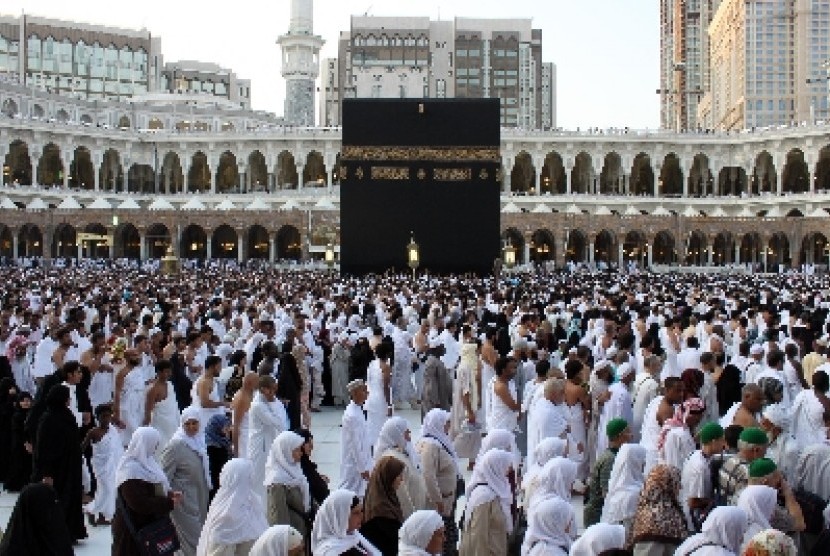 Ribuan umat Islam dari seluruh penjuru dunia melakukan thawaf di Masjidil Haram, Makkah, Arab Saudi.