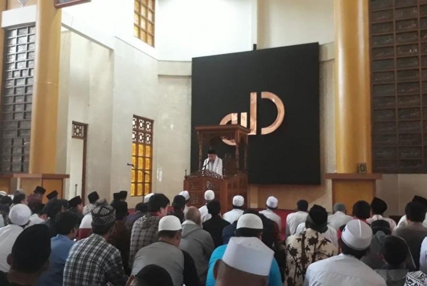 Ribuan umat Islam di Kota Sukabumi melaksanakan shalat gerhana matahari di Masjid Agung Kota Sukabumi Kamis (26/12) siang.