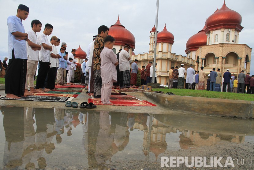 Ulama Aceh Deklarasikan Cinta Tanah Air. Ribuan umat islam melaksanakan shalat di Masjid Agung Baitul Makmur, Meulaboh, Aceh Barat, Aceh.