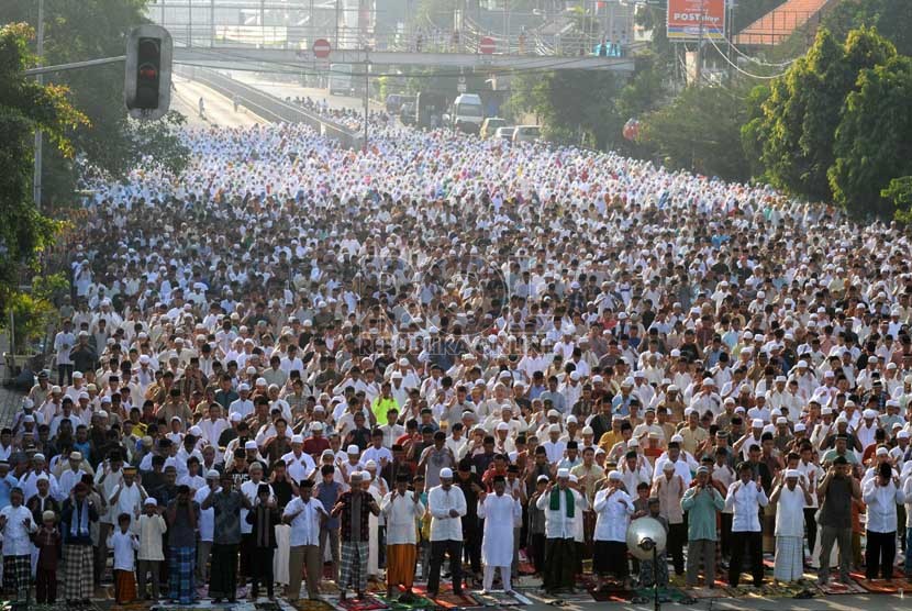  Ribuan umat Islam melaksanakan Salat Idul Adha di jalan raya di kawasan Jatinegara, Jakarta, Selasa (15/10).  (Republika/Wihdan)