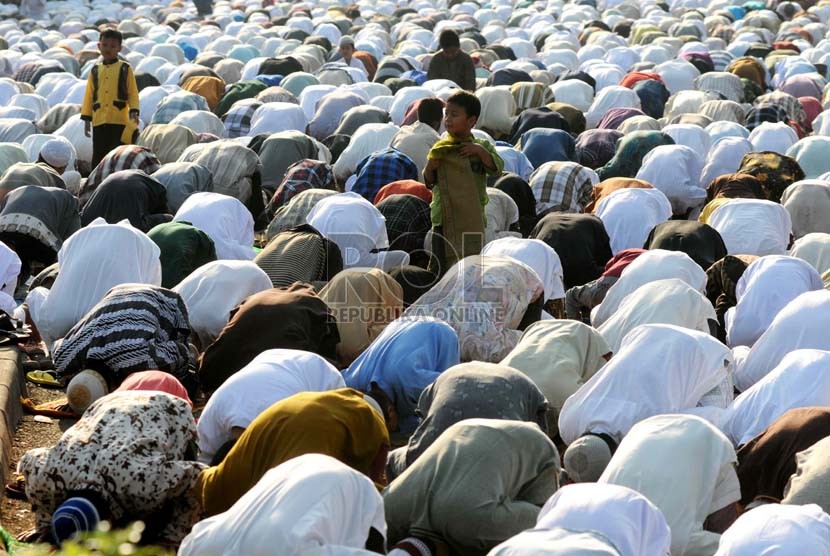  Ribuan umat Islam melaksanakan Salat Idul Adha  -ilustrasi- (Republika/Wihdan)